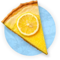 Primer plano de una rebanada de una tarta de lima sobre un fondo azul.