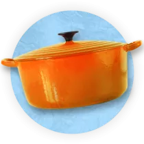 Primer plano de una olla de cerámica contra un fondo azul.