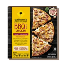 Caja negra de California Pizza Kitchen con banda amarilla que lee en rojo BBQ Chicken Pizza y mostrada cortada en la tapa.