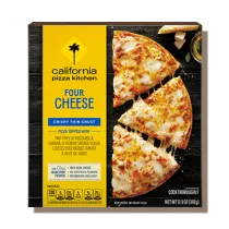 Caja negra de California Pizza Kitchen con banda amarilla que lee en azul Four Cheese Pizza y mostrada cortada en la tapa.