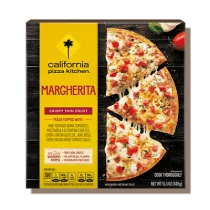 Caja negra de California Pizza Kitchen con banda amarilla que lee en rojo Margherita Pizza y una pizza cortada en la tapa.