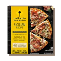 Caja negra de California Pizza Kitchen con banda amarilla que lee en rojo Sicilian Recipe Pizza y mostrada en la tapa.