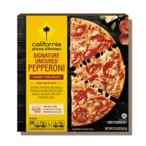 Caja negra de California Pizza Kitchen con banda amarilla que lee en rojo Signature Uncured Pepperoni Pizza mostrada.