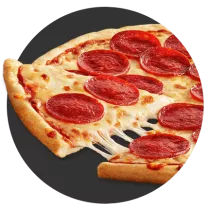 Una rebanada de una pizza de masa delgada de queso se separa de toda la pizza estirando el queso derretido.