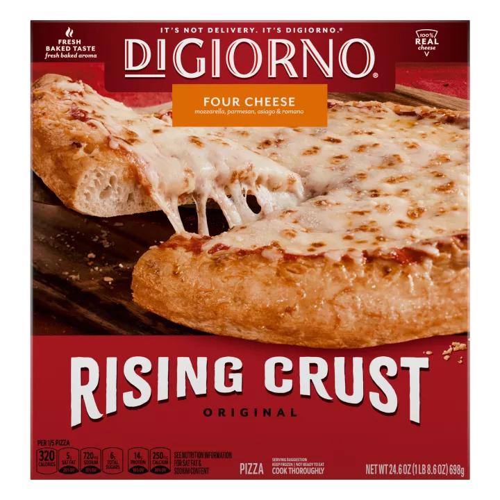 Caja de pizza DiGiorno Rising Crust Four Cheese con el nombre, una pizza sobre una tabla y el logo de masa leudada.