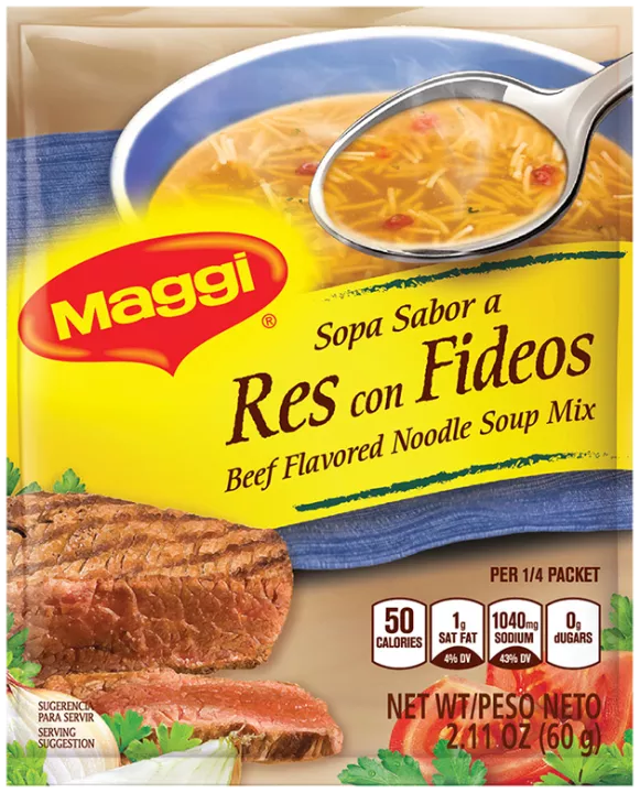 Foto con vista del frente de un paquete de mezcla de Sopa de res con fideos MAGGI con una cuchara en un tazón de sopa de res con fideos encima de una etiqueta amarilla brillante con carne de res a término medio y cortada con cebollas y tomates debajo de la etiqueta amarilla.